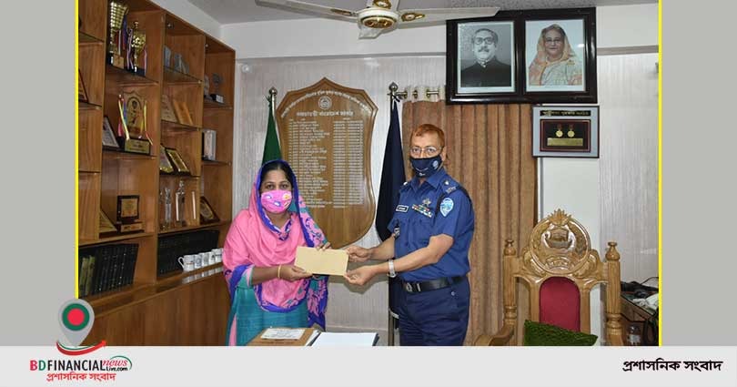 রাঙ্গামাটিতে কর্তব্যরত অবস্থায় জীবন উৎসর্গকারী পুলিশ সদস্যের পরিবারকে আইজিপির ঈদ উপহার