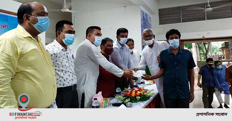 কোভিড-১৯ এ ক্ষতিগ্রস্ত পুস্তক প্রকাশক ও বিক্রেতাদের মধ্যে নগদ অর্থ বিতরণ করলেন এমপি কাজী কেরামত