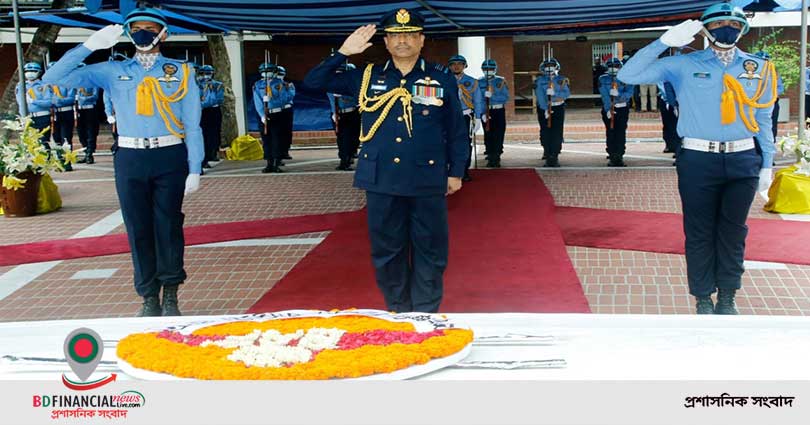 বঙ্গবন্ধুর সমাধিসৌধে পুষ্পার্ঘ্য অর্পণ করলেন নবনিযুক্ত বিমান বাহিনী প্রধান