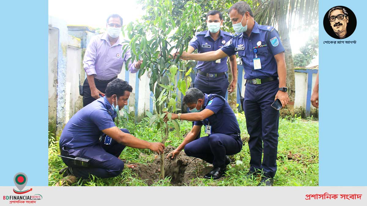 সামাজিক বনায়ন কর্মসূচির শুভ উদ্বোধন করেন মানিকগঞ্জ পুলিশ সুপার