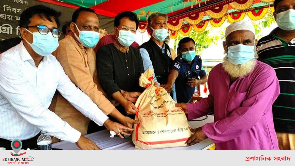 হরিরামপুরে শেখ রাসেল ক্রীড়া চক্রের খাদ্যসামগ্রী বিতরণ