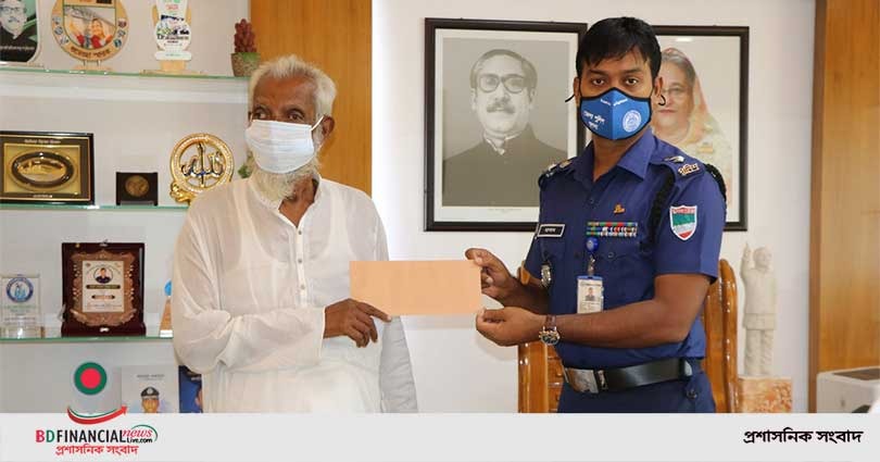 জীবন উৎসর্গকারী পুলিশ সদস্যের পরিবারকে ঈদ উপহার দিলেন খুলনার এসপি