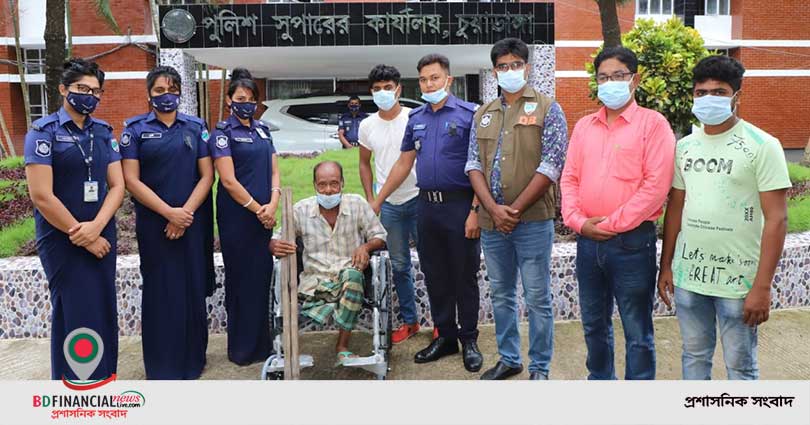 শারীরিক প্রতিবন্ধী আতিয়ার রহমান’কে হুইল চেয়ার প্রদান করলেন চুয়াডাঙ্গা পুলিশ সুপার