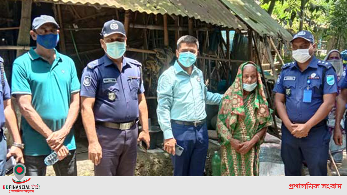 অসহায় কৈকি রানী মন্ডলের পাশে দাঁড়ালেন মানিকগঞ্জ জেলা পুলিশ সুপার
