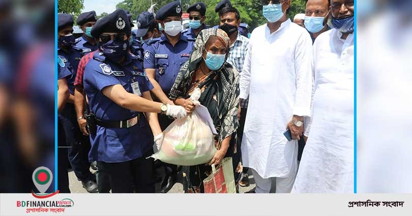 গোপালগঞ্জে  ত্রাণ সহায়তা ও মাস্ক বিতরণ করলেন পুলিশ সুপার আয়েশা সিদ্দিকা