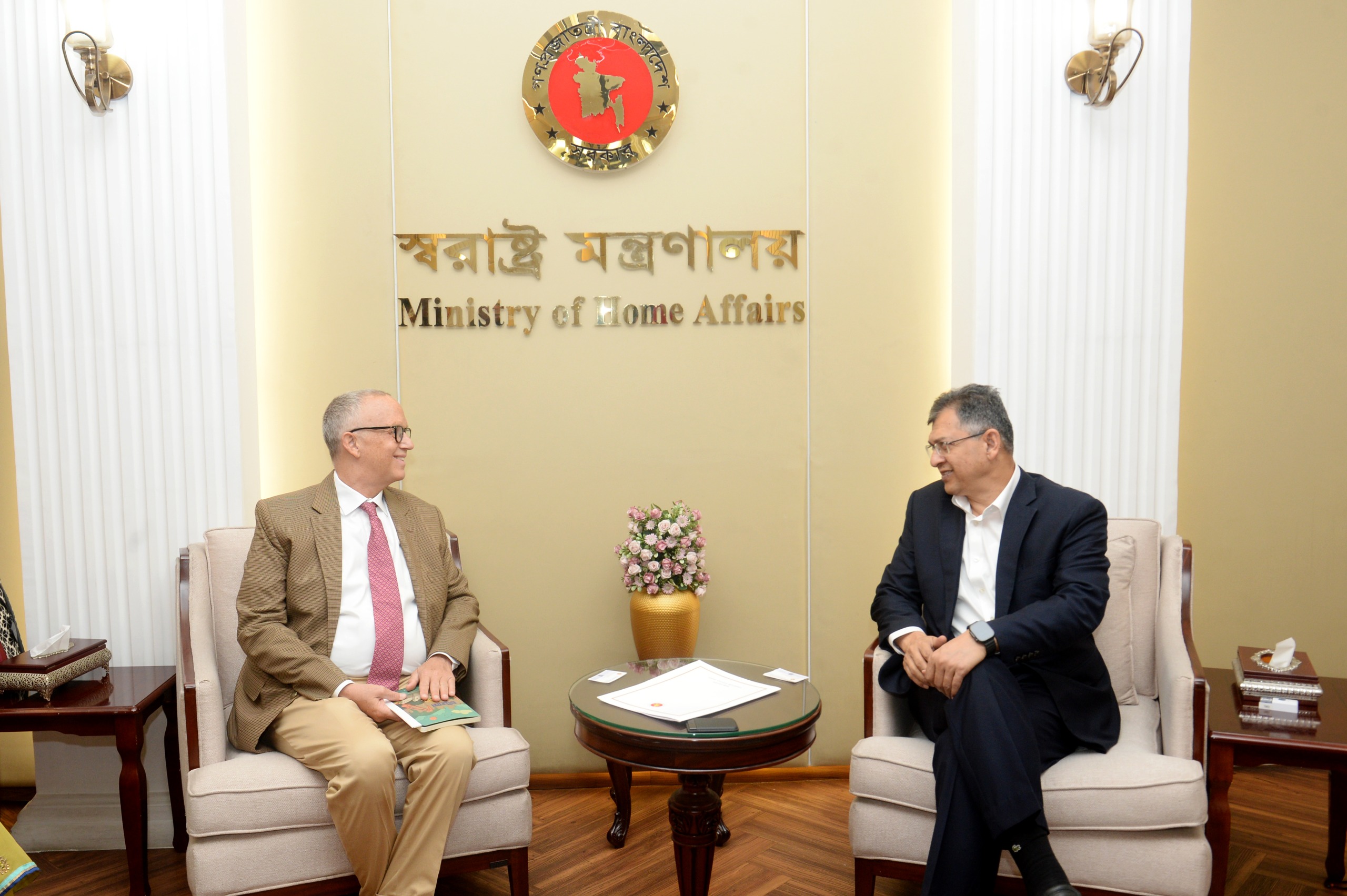 স্বরাষ্ট্রমন্ত্রীর সঙ্গে আইআরআই প্রতিনিধিদলের বৈঠক