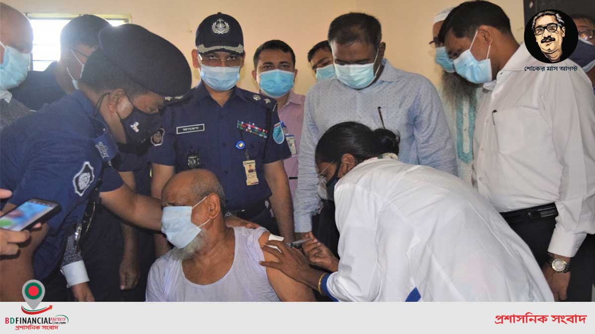 গণটিকা কার্যক্রম পরিদর্শন করলেন নারায়ণগঞ্জ পুলিশ সুপার