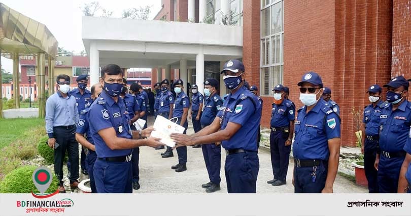 কুষ্টিয়া জেলা পুলিশের উদ্যোগে স্বাস্থ্য সামগ্রী বিতরণ