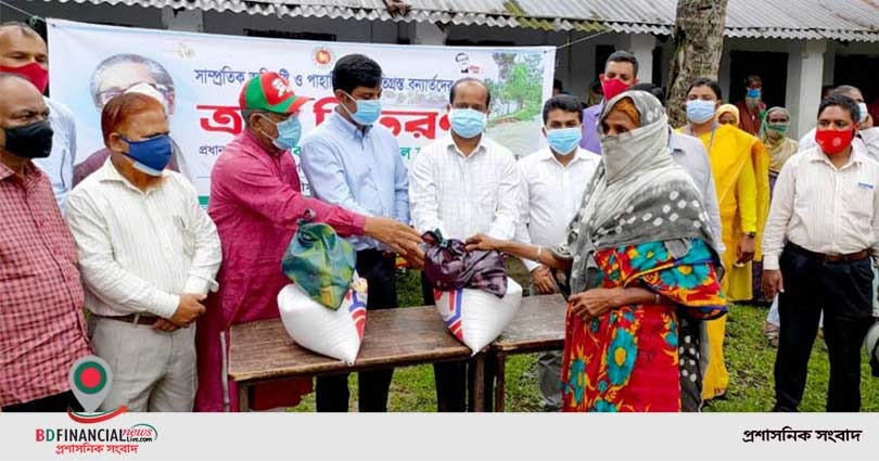 ময়মনসিংহে বন্যার্তদের ত্রাণ বিতরণ জেলা প্রশাসনের