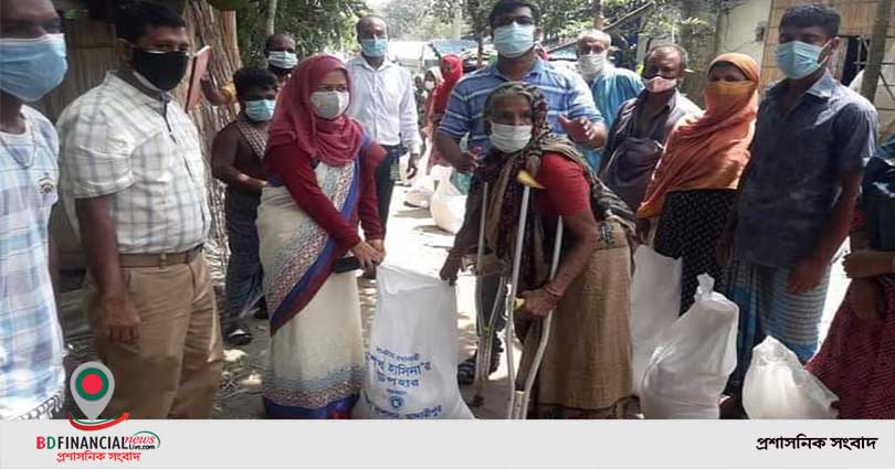 মাদারীপুরে ওআইসি পল্লীতে জেলা প্রশাসক ড. রহিমা খাতুন এর ত্রান বিতরন