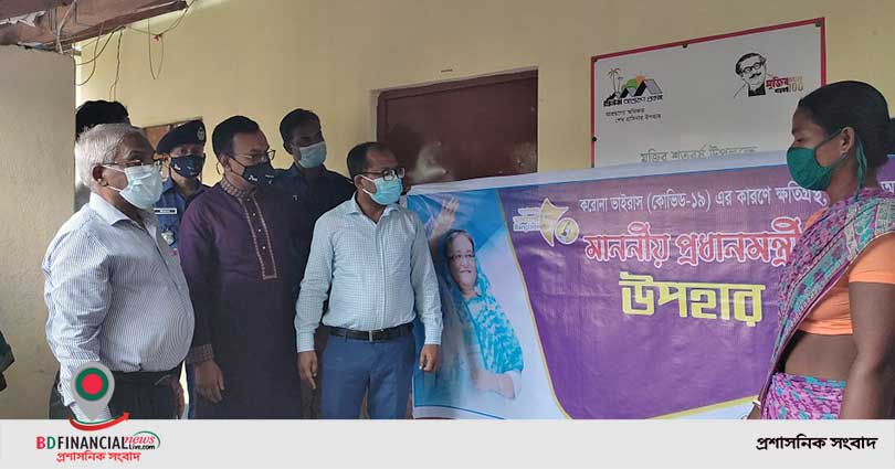আটোয়ারীতে প্রধানমন্ত্রীর দেয়া উপহারের ঘর পরিদর্শন সহ খাদ্য সামগ্রী বিতরণ করলেন জেলা প্রশাসক ও পুলিশ সুপার