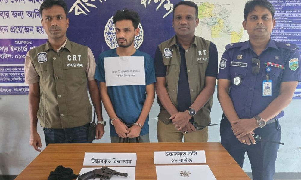পাবনায় আগ্নেয়াস্ত্র ও গুলিসহ যুবক গ্রেপ্তার