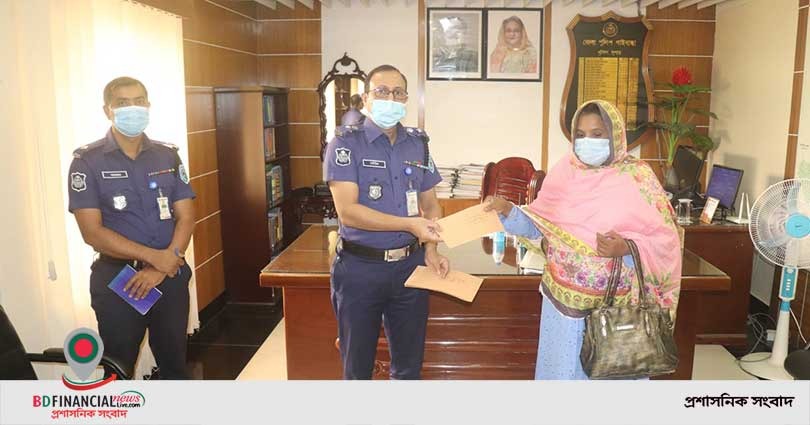 গাইবান্ধায় ৬ পরিবারকে আইজিপির উপহার পৌঁছে দিলেন পুলিশ সুপার