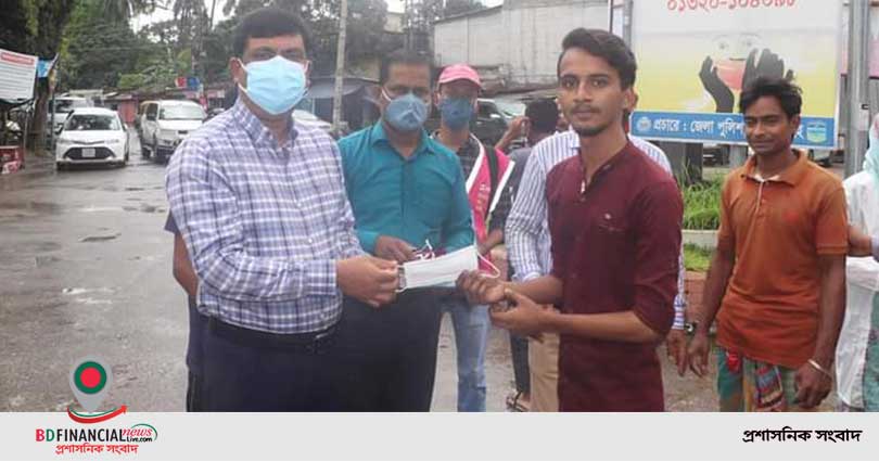 ময়মনসিংহে জেলা প্রশাসকের মাস্ক বিতরণ