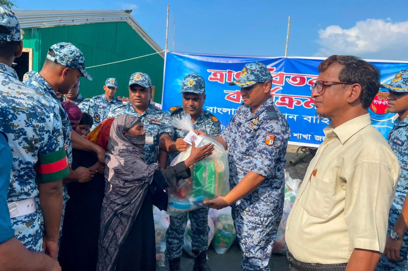 বন্যাদুর্গত মানুষের সহায়তায় বাংলাদেশ বিমান বাহিনী মহিলা কল্যাণ সমিতি (বাফওয়া)