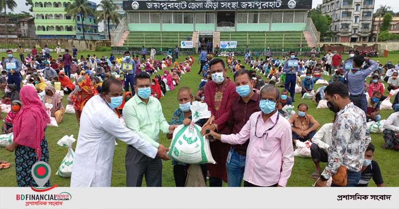 জয়পুরহাটে আরও ৬০০ অসহায় পরিবার পেল বসুন্ধরা গ্রুপের ত্রাণ
