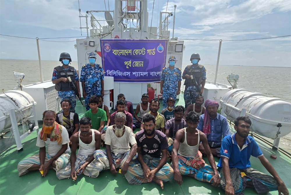 গভীর সাগরে ভাসতে থাকা ১৭ জেলেকে উদ্ধার করলো কোস্ট গার্ড