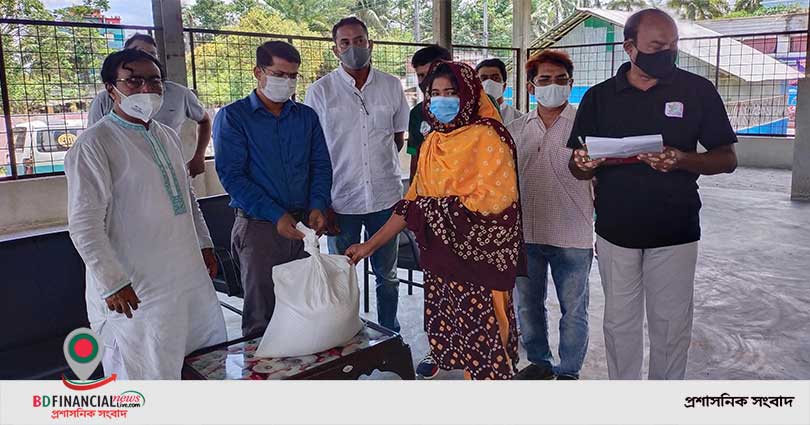 বাগেরহাটে অস্বচ্ছল ক্রীড়াবিদদের মাঝে খাদ্য সামগ্রি বিতরণ