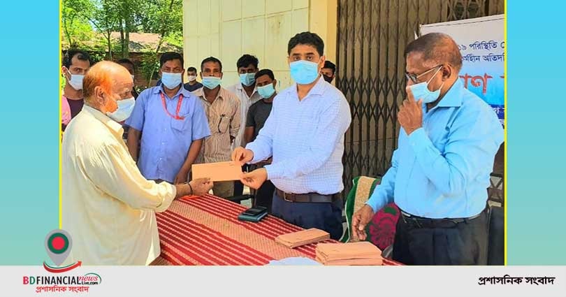 কর্মহীন নরসুন্দরদের আর্থিক সহায়তা দিলো রংপুর জেলা প্রশাসন