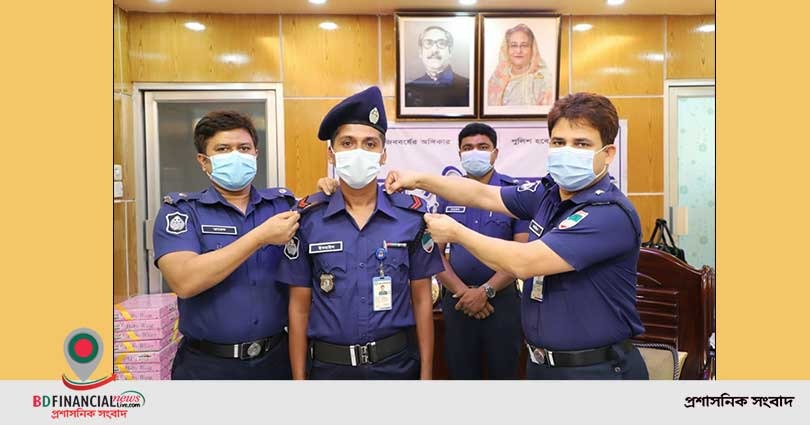 চুয়াডাঙ্গায় পদোন্নতি প্রাপ্ত নায়েককে র‌্যাঙ্কব্যাজ পরালেন এসপি