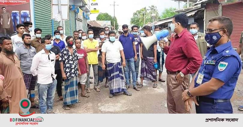 নড়াইলে জেলা প্রশাসক ও পুলিশ সুপারের মাস্ক বিতরণ