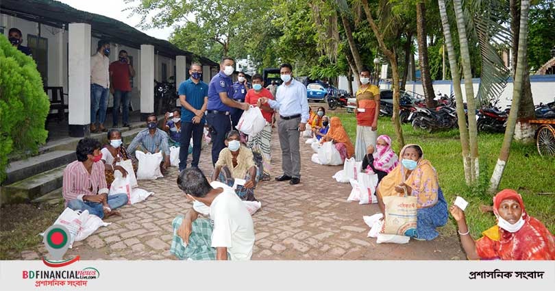 ছিন্নমূলদের মাঝে যশোর জেলা পুলিশের উপহার সামগ্রী বিতরণ