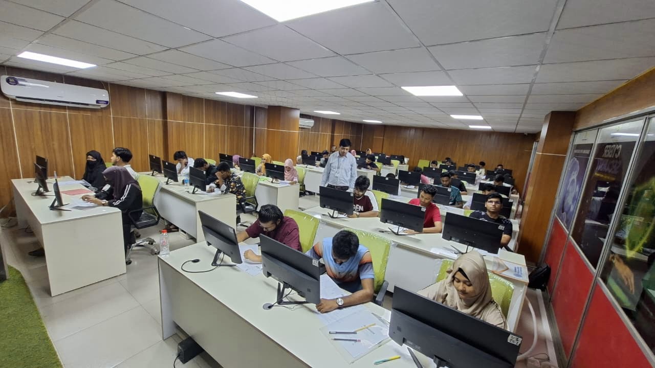 এআই প্রশিক্ষণে ১,৬০০ জন বাছাইয়ে পরীক্ষায় অংশ নিল ৫০ হাজার শিক্ষার্থী