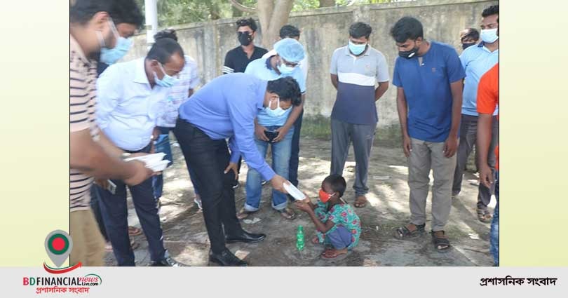 বরিশালে ৩শ সুবিধাবঞ্চিত শিশুদের মাঝে খাবার বিতরণ