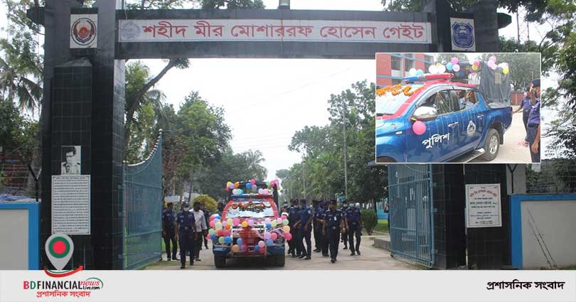 লালমনিরহাটে অবসরে যাওয়া সহকর্মীকে সুসজ্জিত গাড়িতে বিদায় সংবর্ধনা