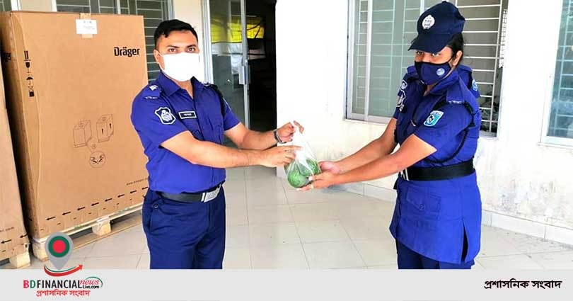 রংপুরে পুলিশ সদস্যদের মাঝে মৌসুমী ফল বিতরণ