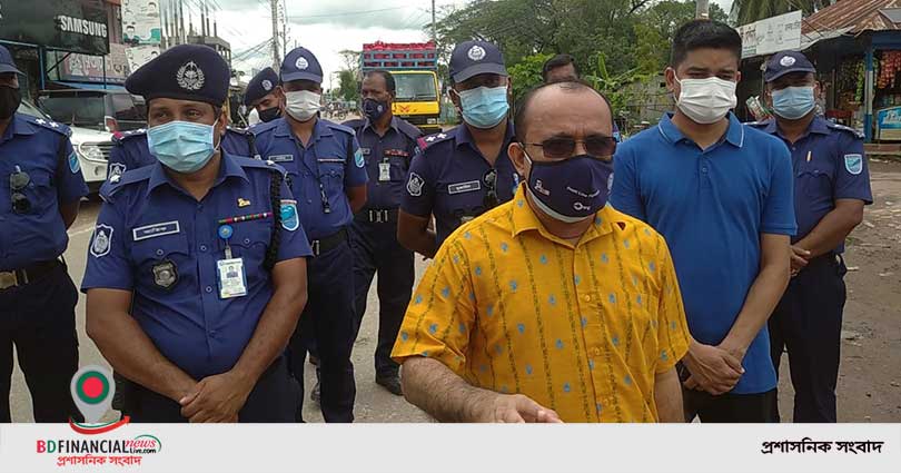 শরীয়তপুরে কোভিড-১৯-এর বিস্তার রোধে সামাজিক দূরত্ব নিশ্চিতকরণে মাঠে নেমেছেন পুলিশ সুপার