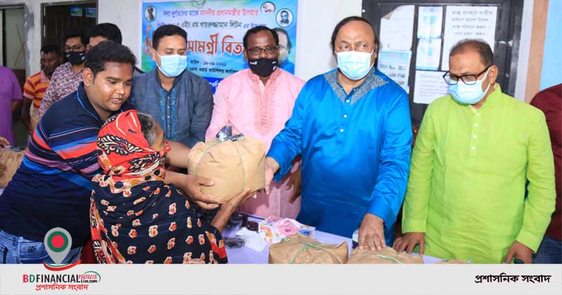 প্রধানমন্ত্রীর উপহার খাদ্য সামগ্রী বিতরণ করলেন মেয়র লিটন