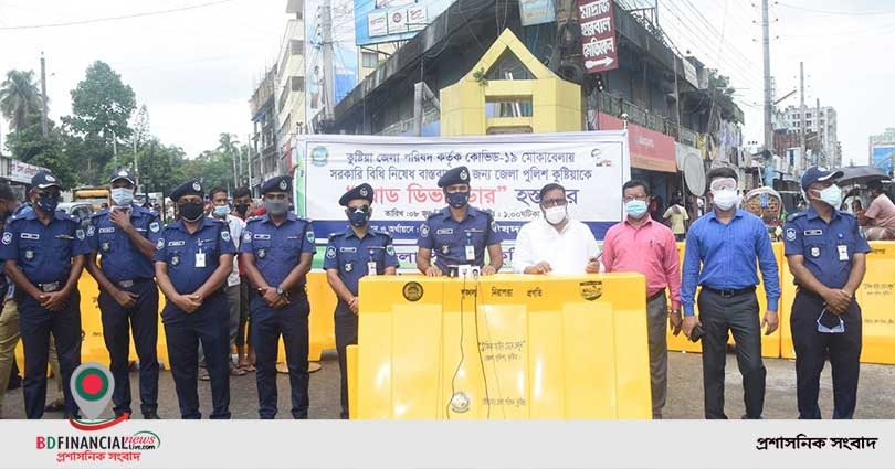 কুষ্টিয়ায় পুলিশের কাছে ব্যারিকেড হস্তান্তর করেন জেলা পরিষদ চেয়াম্যান
