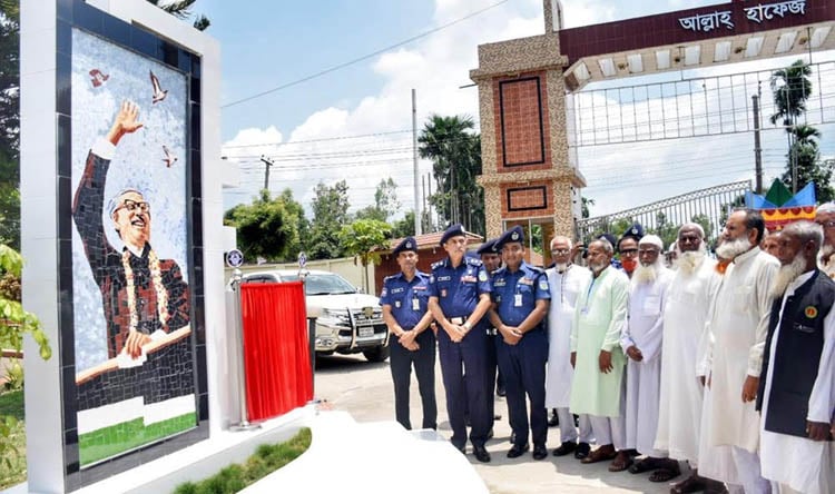 শেরপুর পুলিশ লাইন্সে বঙ্গবন্ধু'র ম্যুরাল ‘অবিনশ্বর পিতা’র উদ্বোধন