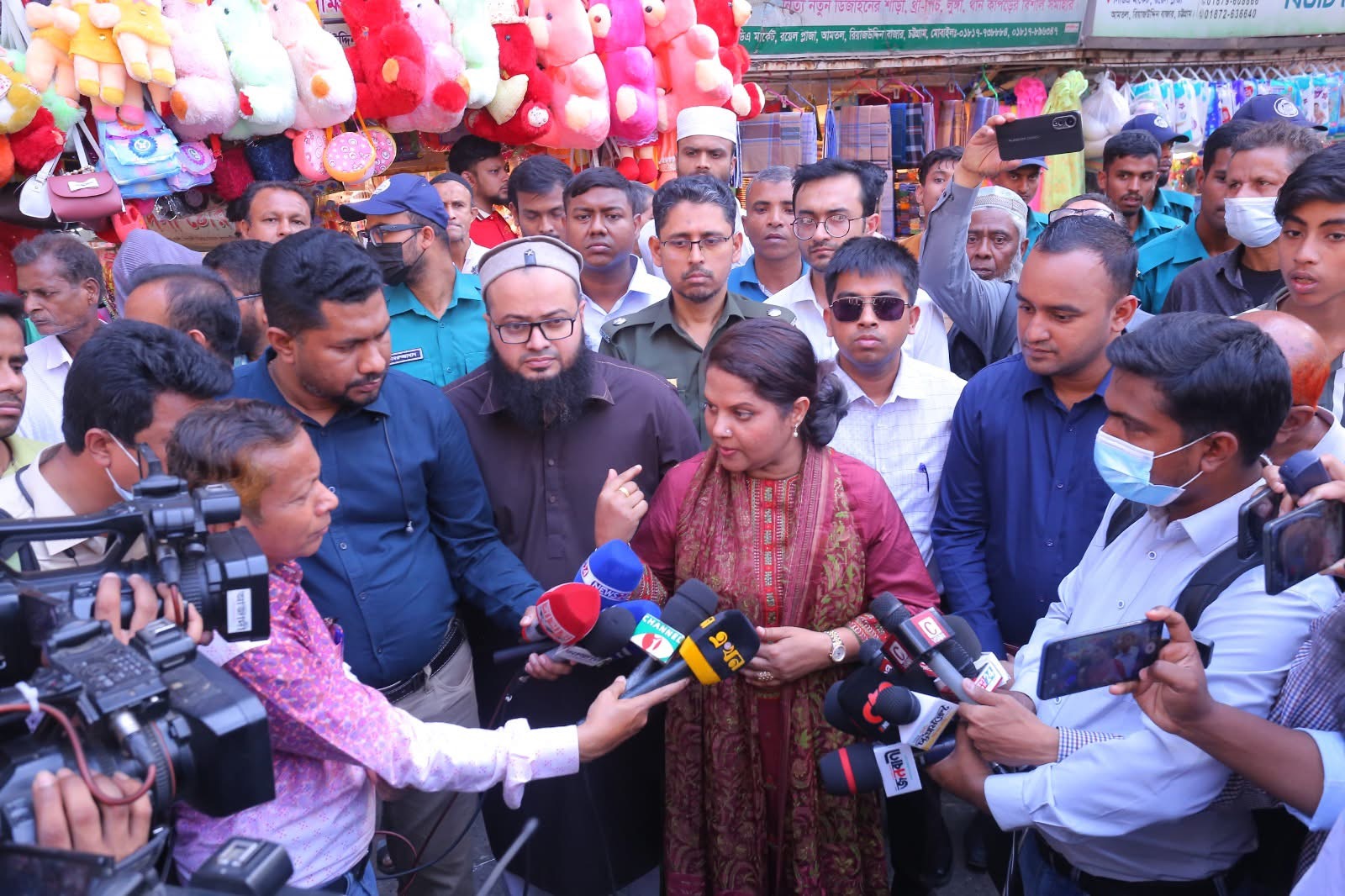 চট্টগ্রামের রিয়াজউদ্দীন বাজারে জেলা প্রশাসন কর্তৃক বাজার মনিটরিং টাস্কফোর্স এর অভিযান