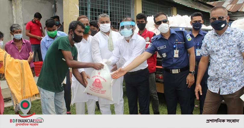 ১ হাজার পরিবহণ শ্রমিককে খাদ্য সহায়তা দিলো নেত্রকোনা জেলা প্রশাসন