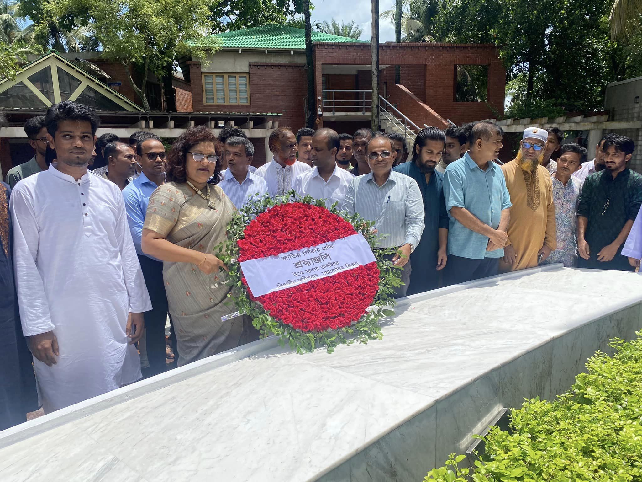 বিভাগীয় কমিশনার ময়মনসিংহের জাতির পিতার স্মৃতিসৌধে শ্রদ্ধার্ঘ অর্পন