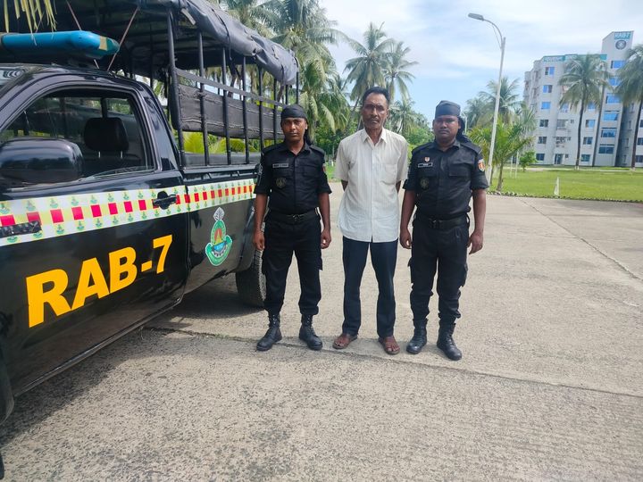 লক্ষ্য লক্ষ্য টাকা হাতিয়ে নেওয়া চক্রের মূলহোতা’কে গ্রেফতার করেছে র‌্যাব-৭