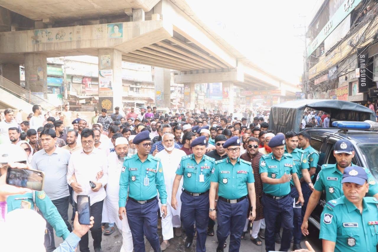 গাজীপুর মেট্রোপলিটন পুলিশ কমিশনারের চৌরাস্তা সংলগ্ন এলাকা ফুটপাত দখলমুক্ত ও যানজট নিরসন অভিযান পরিদর্শন