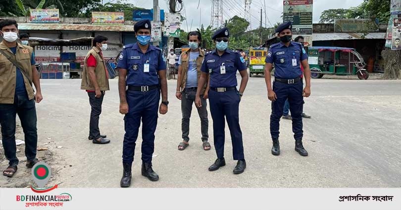 শরীয়তপুরে সামাজিক দূরত্ব নিশ্চিতকরণে কঠোর অবস্থানে জেলা পুলিশ