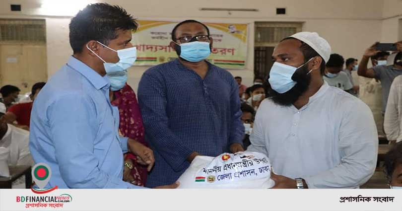 কর্মহীন মানুষের মাঝে খাদ্য বিতরণ করলেন ঢাকার জেলা প্রশাসক