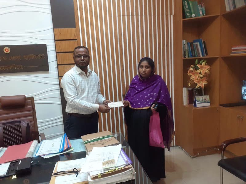 জেলা প্রশাসক ময়মনসিংহের পক্ষ থেকে অসহায় পরিবারের মাঝে চেক হস্তান্তর