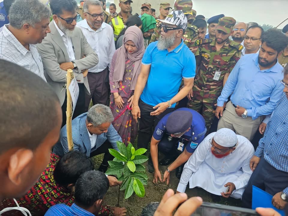 রেলওয়ের বৃক্ষরোপণ কর্মসূচী উদ্বোধন করলেন রেলমন্ত্রী