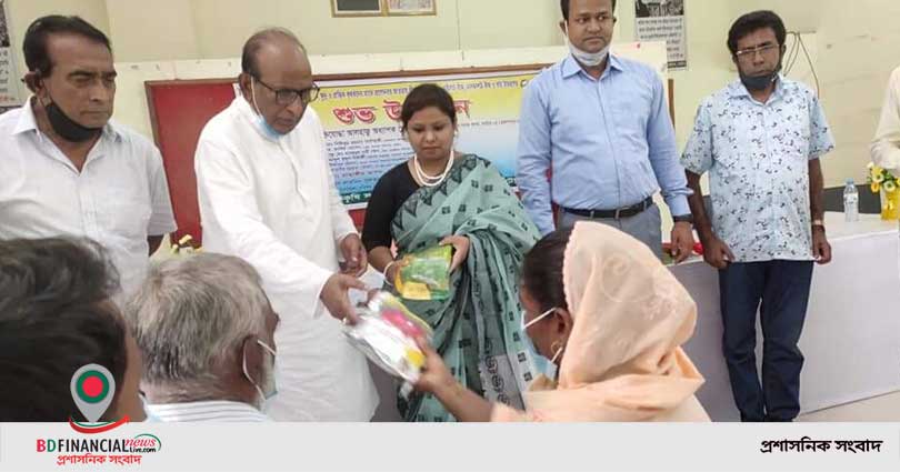 ক্ষুদ্র ও প্রান্তিক কৃষকদের মাঝে প্রণোদনার বীজ-সার ও টাকা বিতরণ