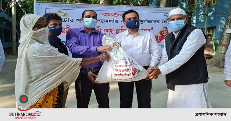 নাটোরে জরুরি সহায়তা চাওয়া ১শ জনকে জেলা প্রশাসনের খাদ্য প্রদান