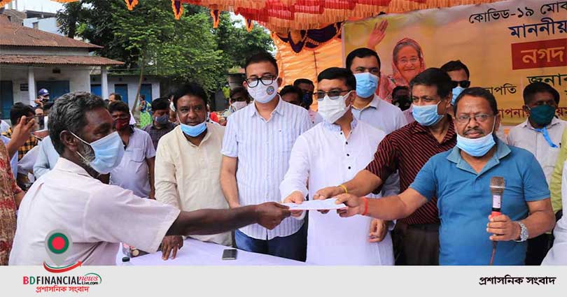 ময়মনসিংহে পরিবহন শ্রমিকদের নগদ সহায়তা দিলেন মসিক মেয়র