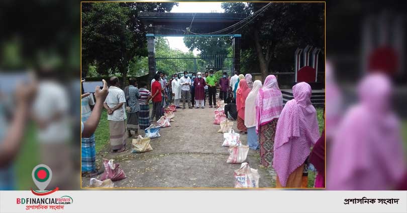 চুয়াডাঙ্গায় দুস্থ পরিবারের মাঝে খাদ্যসামগ্রী বিতরণ অব্যাহত রেখেছেন এম এ রাজ্জাক খান রাজ