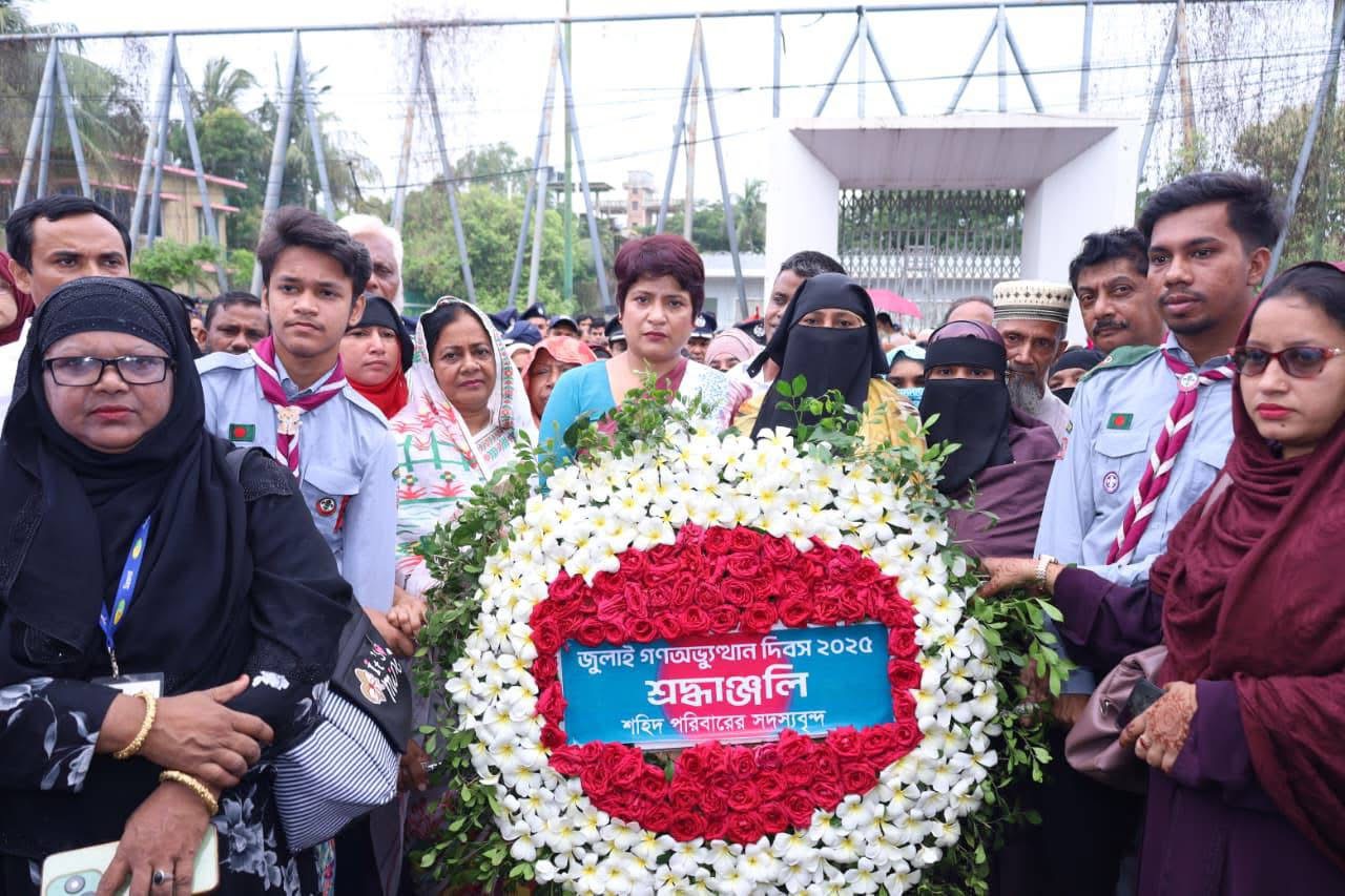 জুলাই গণঅভ্যুত্থানে শহিদগণের স্মরণে স্থাপিত জুলাই শহিদ স্মৃতিস্তম্ভে পুষ্পস্তবক অর্পণ