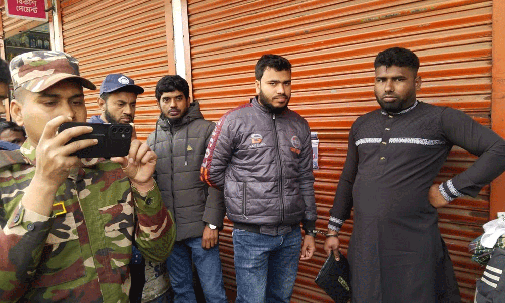 মেহেরপুর জামায়াত আমিরের গাড়ি থেকে অস্ত্রসহ আটক ৩