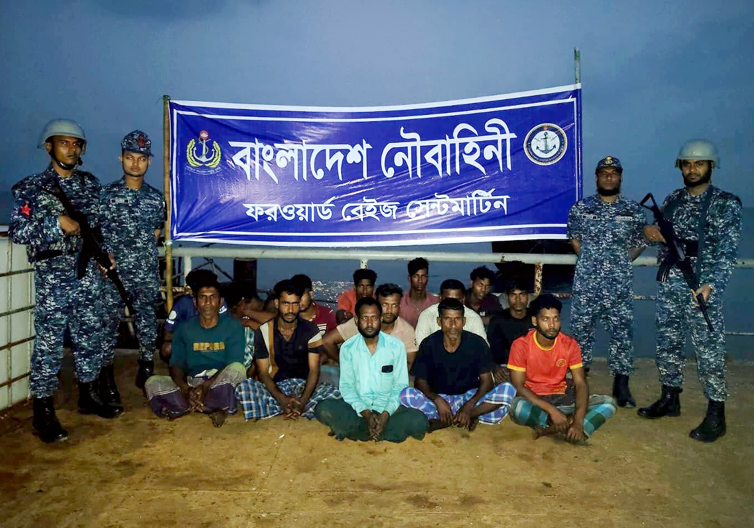 বঙ্গোপসাগরে বিকল ট্রলারসহ ১৫ জেলেকে উদ্ধার করেছে নৌবাহিনী